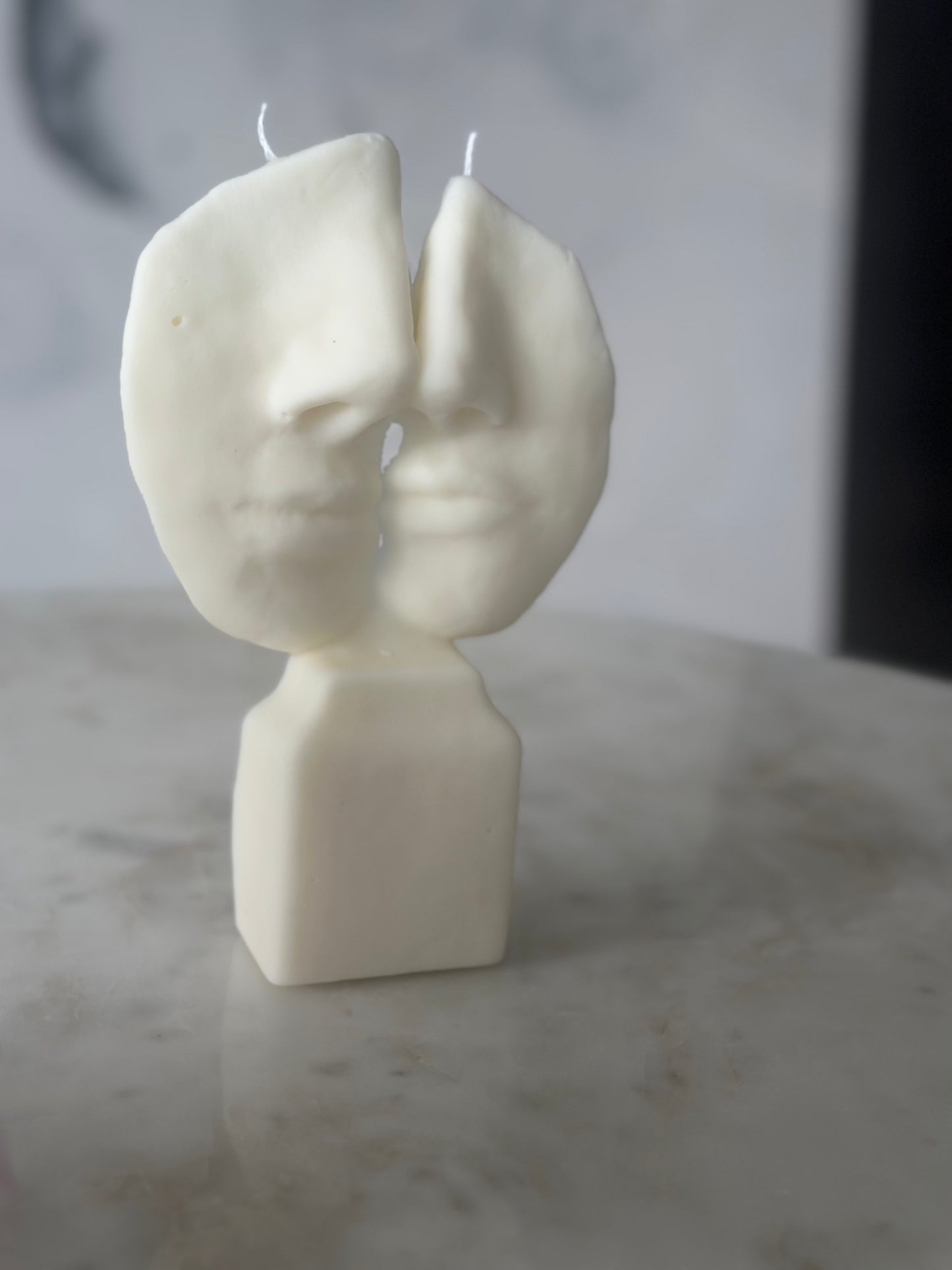 2-Face Candle with an elegant, contemporary design for your living room