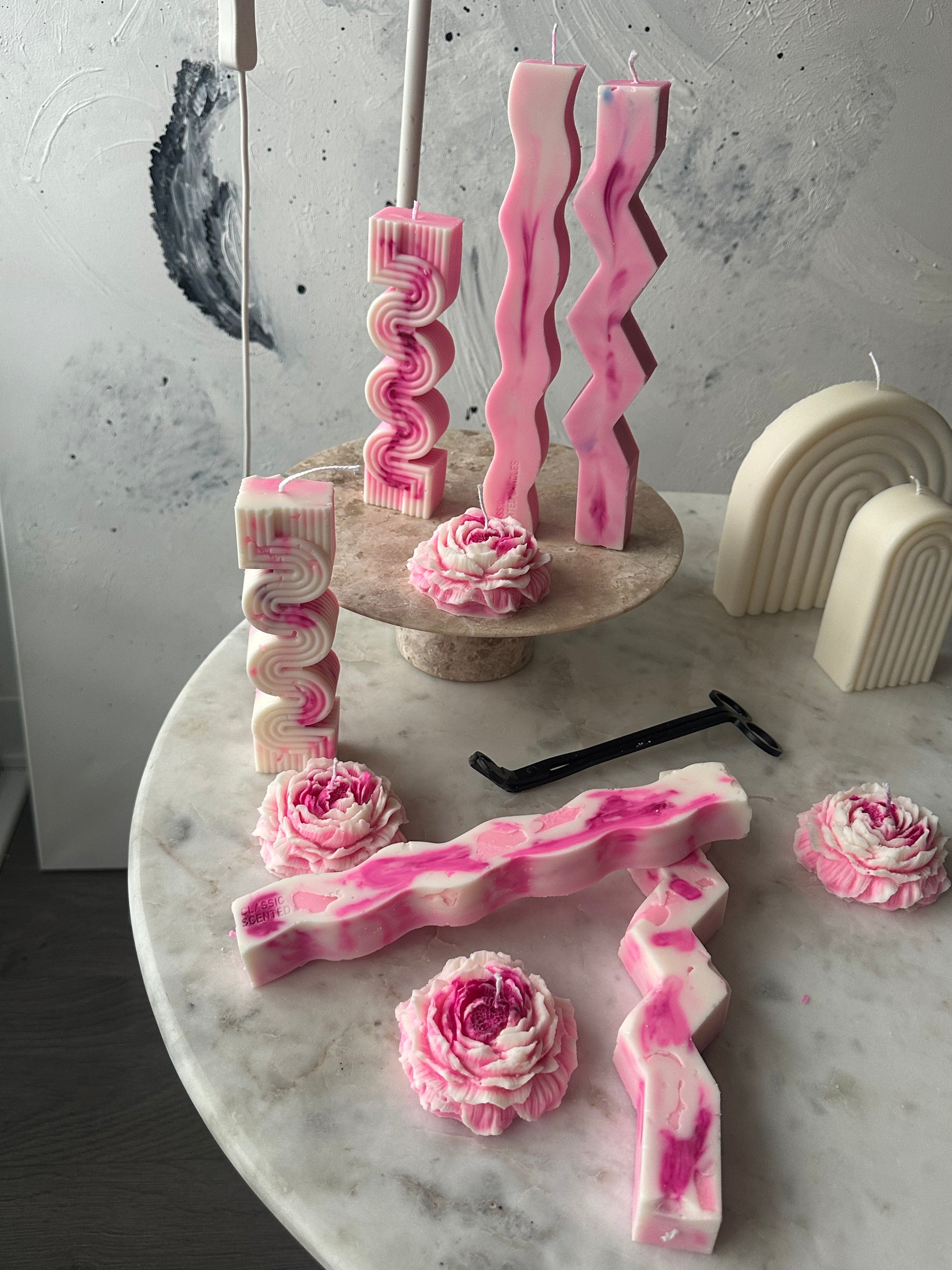 Decorative Zigzag Wave candle set – made from 100% natural wax for a cozy ambiance.