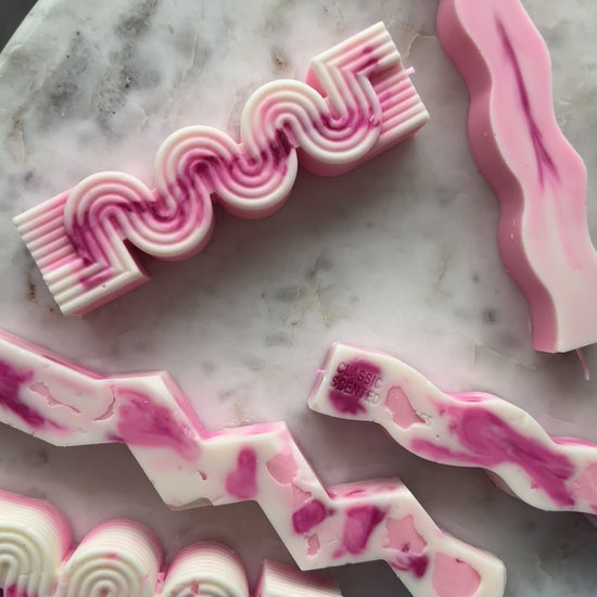 decorative-wavy-candle-set