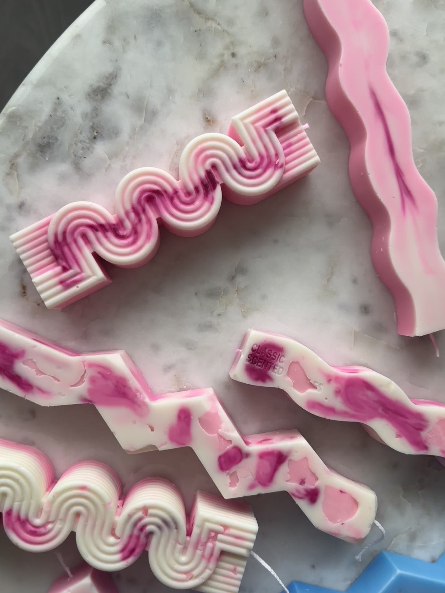 decorative-wavy-candle-set